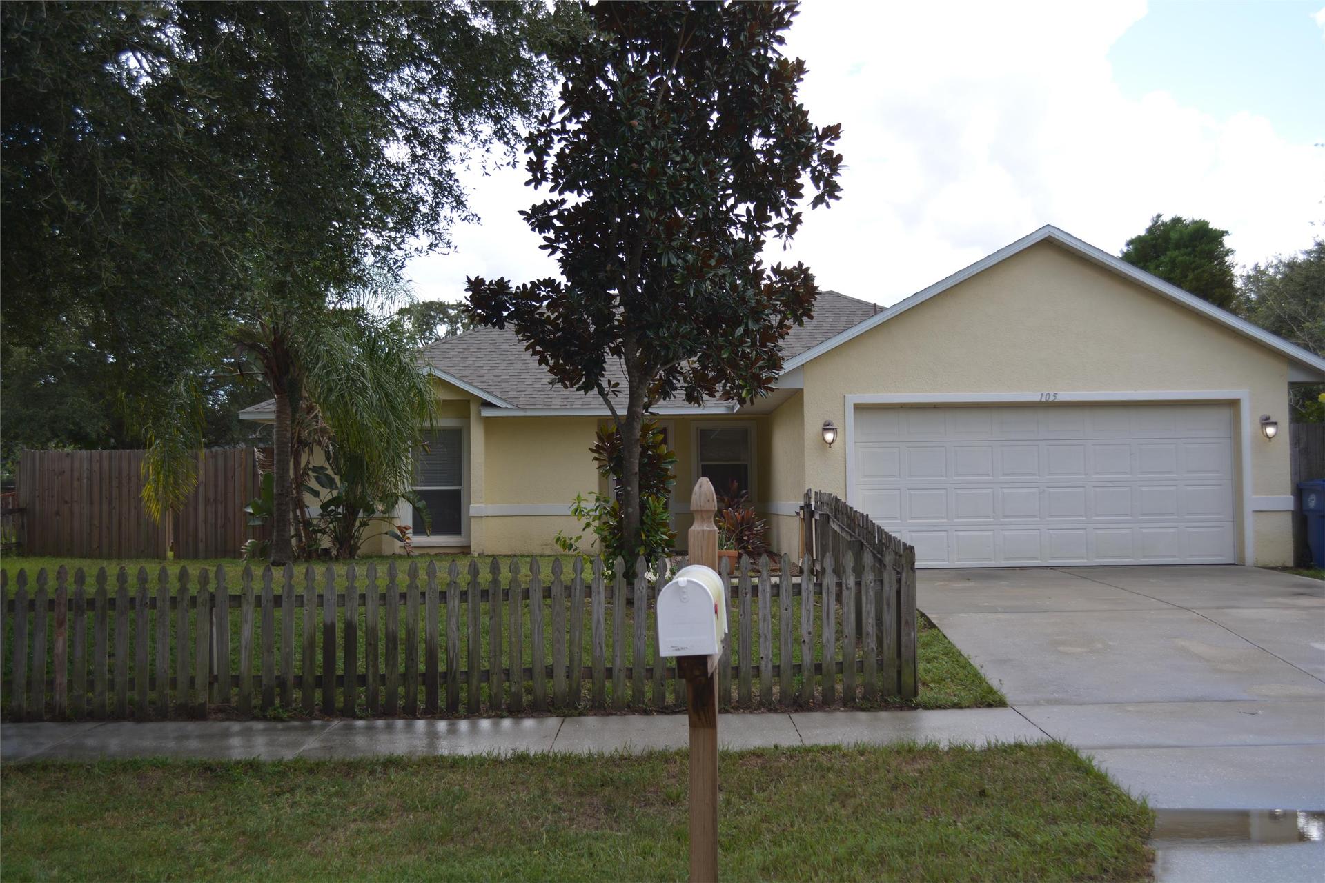 Photo of property: 105 Meadow Glen Ct Minneola, FL 34715